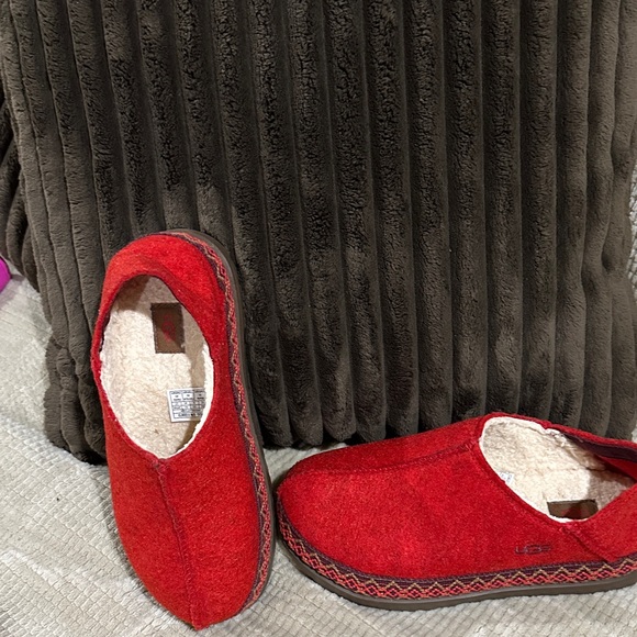 Ugg felt cozy red clogs. - Picture 2 of 8